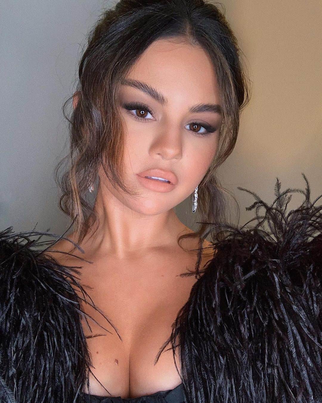 Hung Vanngoさんのインスタグラム写真 - (Hung VanngoInstagram)「#SelenaGomez tonight for the premiere of #TheDeadDontDie in New York 🖤🖤⚡️💫✨🌟⭐️. 👗 @kateyoung 💅🏻 @tombachik 💇 @marissa.marino 💄 @hungvanngo」6月11日 12時04分 - hungvanngo