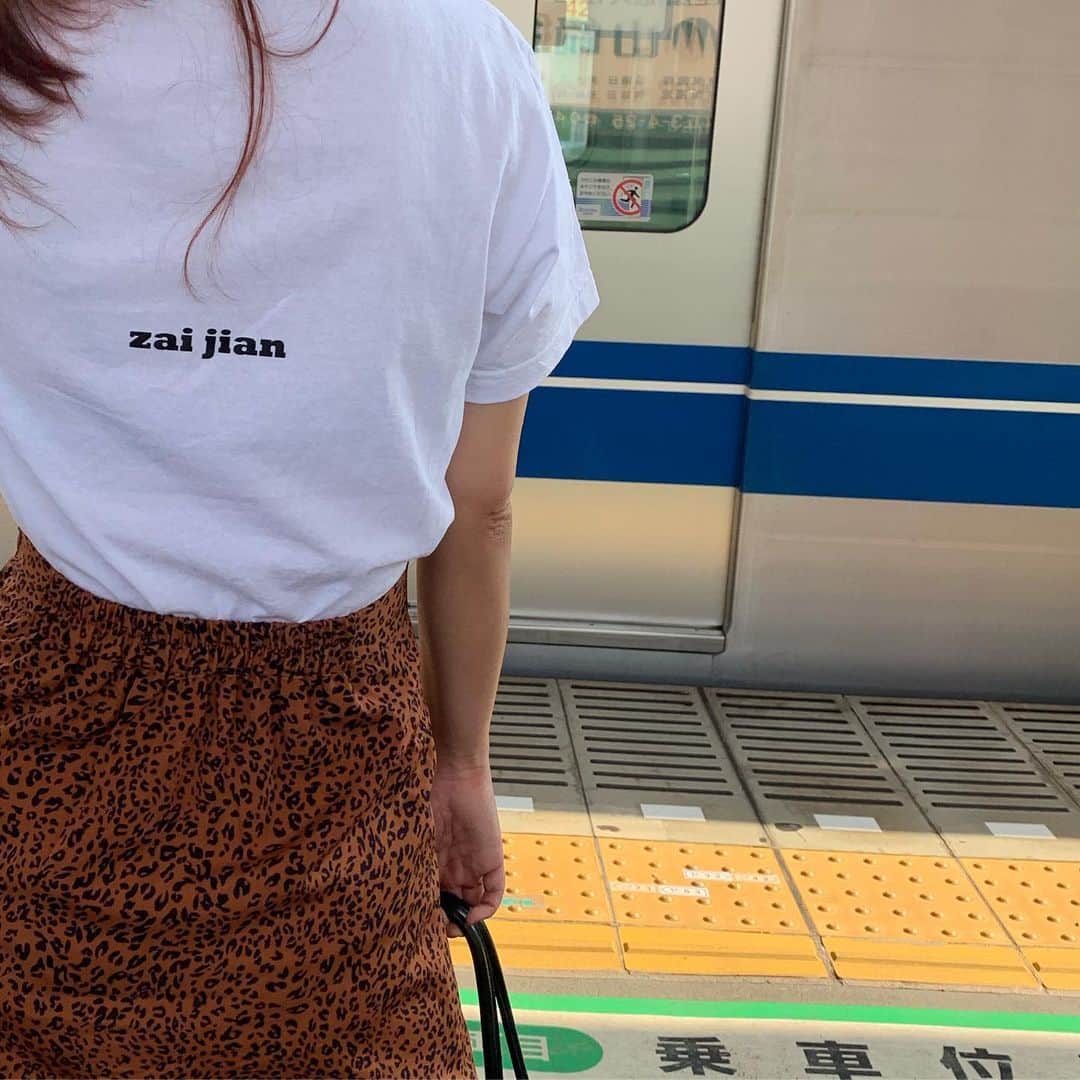 萩原舞さんのインスタグラム写真 - (萩原舞Instagram)「wo ai ni🥀♡ .  このTシャツに切ないラブストーリーが あるような気がしてすごくｽｷ。  T-shirt. @shi_butsu  skirt. @amail_official」6月11日 12時06分 - mai_hagiwara_22462