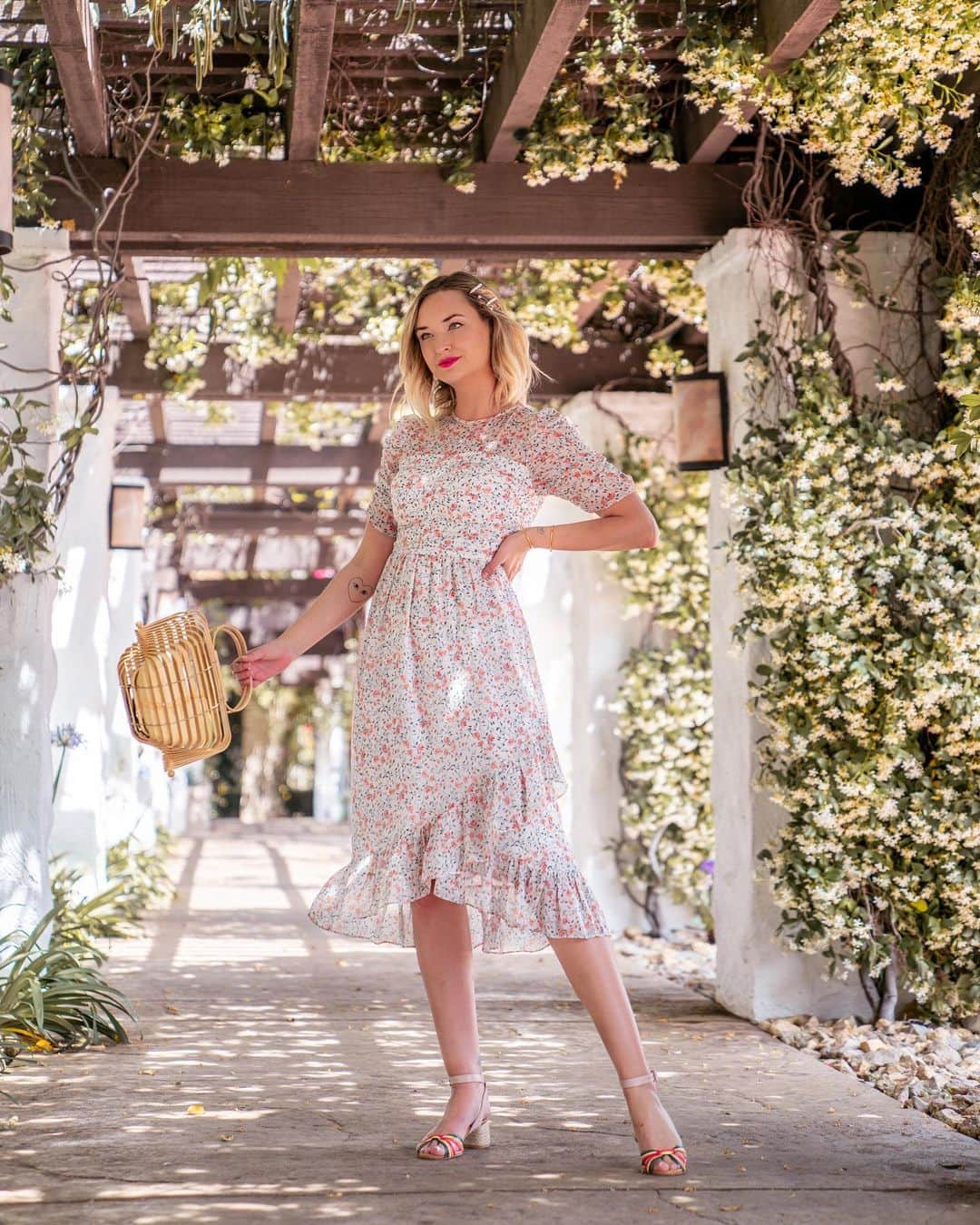 リズ・チェルカソワのインスタグラム：「The only thing missing from this image is my upper lip sweat 💦 👄 Spent all day shooting outside and now I’d like an ice bath and a cold glass of Rosé.」