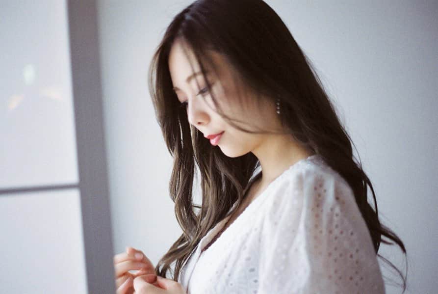 西村季里子のインスタグラム：「・ 雨の影響か、 家のテレビがつかなくなっちゃって、 家で音楽聴いて過ごしてる🐼🎵 それはそれで好きなんだけどね💞 でも朝はスッキリ見ないと 一日が始まらないからはやく直ってほしい🐿 来月のBUMPのライブ楽しみだな〜💓 #梅雨#雨#テレビ#スッキリ#ルーティン  #music#音楽#音楽のある生活  #ライブ#bump #bumpofchicken  #follow#followme」