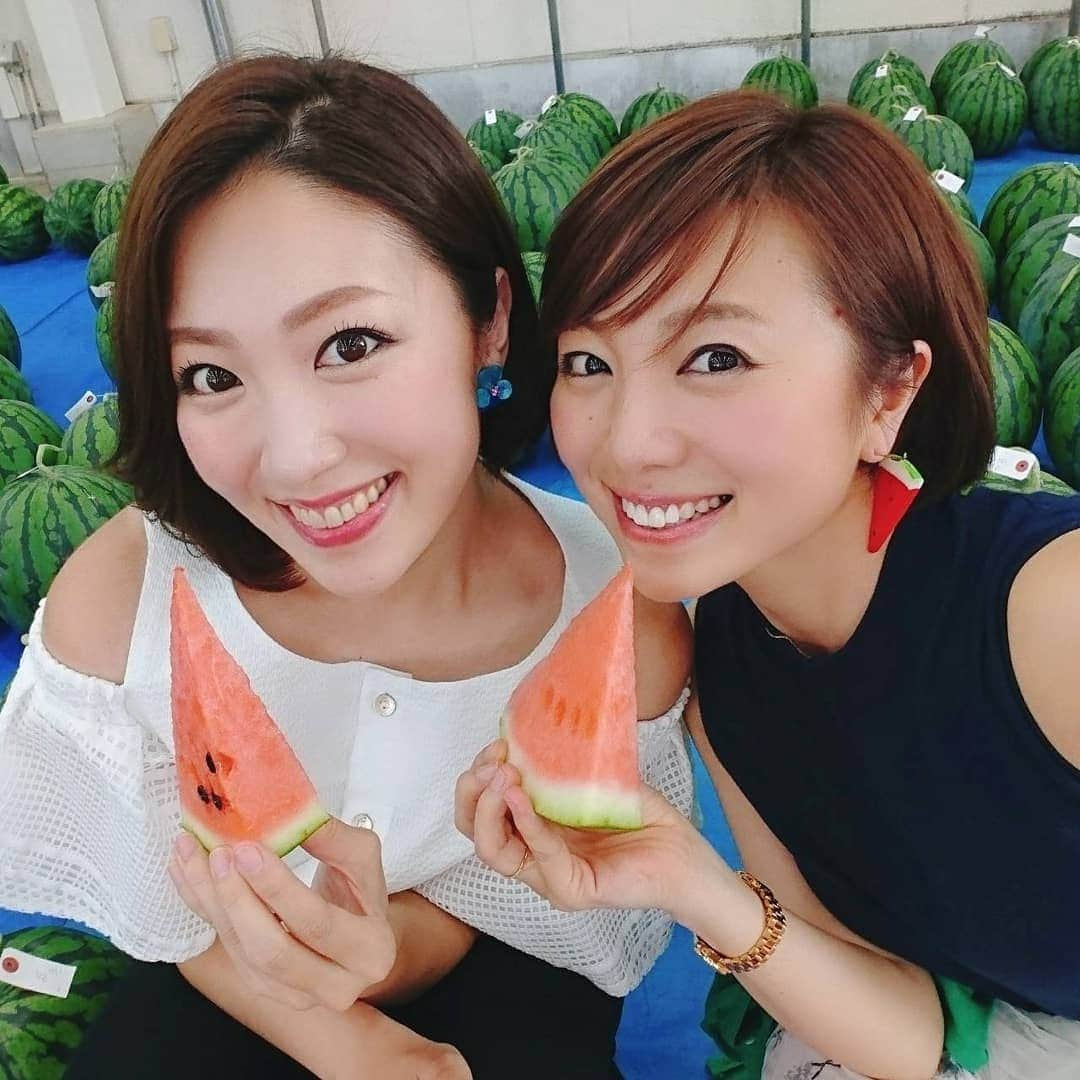 真鍋摩緒さんのインスタグラム写真 - (真鍋摩緒Instagram)「【気がつけば２０日近く投稿していませんでしたm(_ _)m】  ご心配おかけしすみません。 誕生日メッセージの返信をきちんとし終えてないのに、新しい投稿をするのは失礼だななんて思っていたら  メッセージの返信に時間がかかった分 投稿も後ろ倒しになってしまいました😂 やっぱりあれですね。 子育て＋家事＋起業＋既存事業 となった時点でなかなか２４時間でおさめられないものですね！（幸せな悲鳴なんですが）  独身時代は誕生日から２〜３日 寝ないで返信すれば良かったんですが 今やそれもできないもので せっかくのお祝いメッセージをお待たせしてしまってごめんなさい（>人<） そしてこれからこの２０日間溜めに溜めたレポートが ガンガン投稿されることもお許しくださいw  写真は、５月２５日姉、真鍋摩梨誕生日当日です そう。姉の誕生日当日は私達奈良でスイカの食育イベントしてました。  私の周りでもファンの多い 麗しく年齢を重ねる美人のソムリエの摩梨姉さんに スイカのぶりぶりの衣装を着せて歌って踊らせたのはこの私です（確信犯）  案の定、美人の姉は幼稚園児のこども達からも 「憧れの存在」として黄色い声援を受けておりますw  そんな真鍋姉妹は新年号も頑張ります（何の挨拶だ）」6月11日 12時18分 - maomanabe