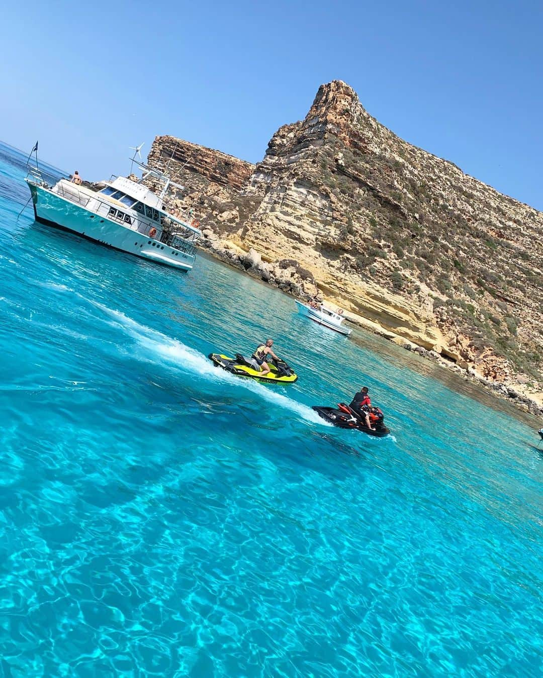 西内ひろさんのインスタグラム写真 - (西内ひろInstagram)「浮かんでるみたいな透明度🏝 #ocean #italy #lampedusa #travel #beautiful #イタリア  #ランペドゥーザ島 #旅 #海 #西内ひろのオススメ旅」6月11日 12時23分 - 0214hiro