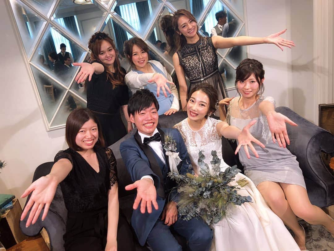 近藤みやびさんのインスタグラム写真 - (近藤みやびInstagram)「絶体一生結婚なんて無縁だろうと思っていた子の結婚式💒 めーためた綺麗でした👰❤️ 挙式での誓いのキスまさかのとこでやるからみんなからのブーイング凄かったし、旦那さんの『婚姻届』を『印鑑届け』っていい間違えちゃったり終始笑いが絶えなくて、 楽しくてほっこりな式でした‼️ ほんとおめでとう🎊  3枚目は93年ちゃおポーズみたいw  #93年世代 #結婚式 #weddingparty #専門学校 #先越された」6月11日 12時27分 - miyabiiiii_kondooooo