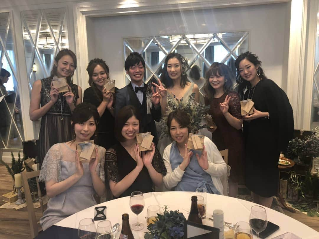 近藤みやびさんのインスタグラム写真 - (近藤みやびInstagram)「絶体一生結婚なんて無縁だろうと思っていた子の結婚式💒 めーためた綺麗でした👰❤️ 挙式での誓いのキスまさかのとこでやるからみんなからのブーイング凄かったし、旦那さんの『婚姻届』を『印鑑届け』っていい間違えちゃったり終始笑いが絶えなくて、 楽しくてほっこりな式でした‼️ ほんとおめでとう🎊  3枚目は93年ちゃおポーズみたいw  #93年世代 #結婚式 #weddingparty #専門学校 #先越された」6月11日 12時27分 - miyabiiiii_kondooooo