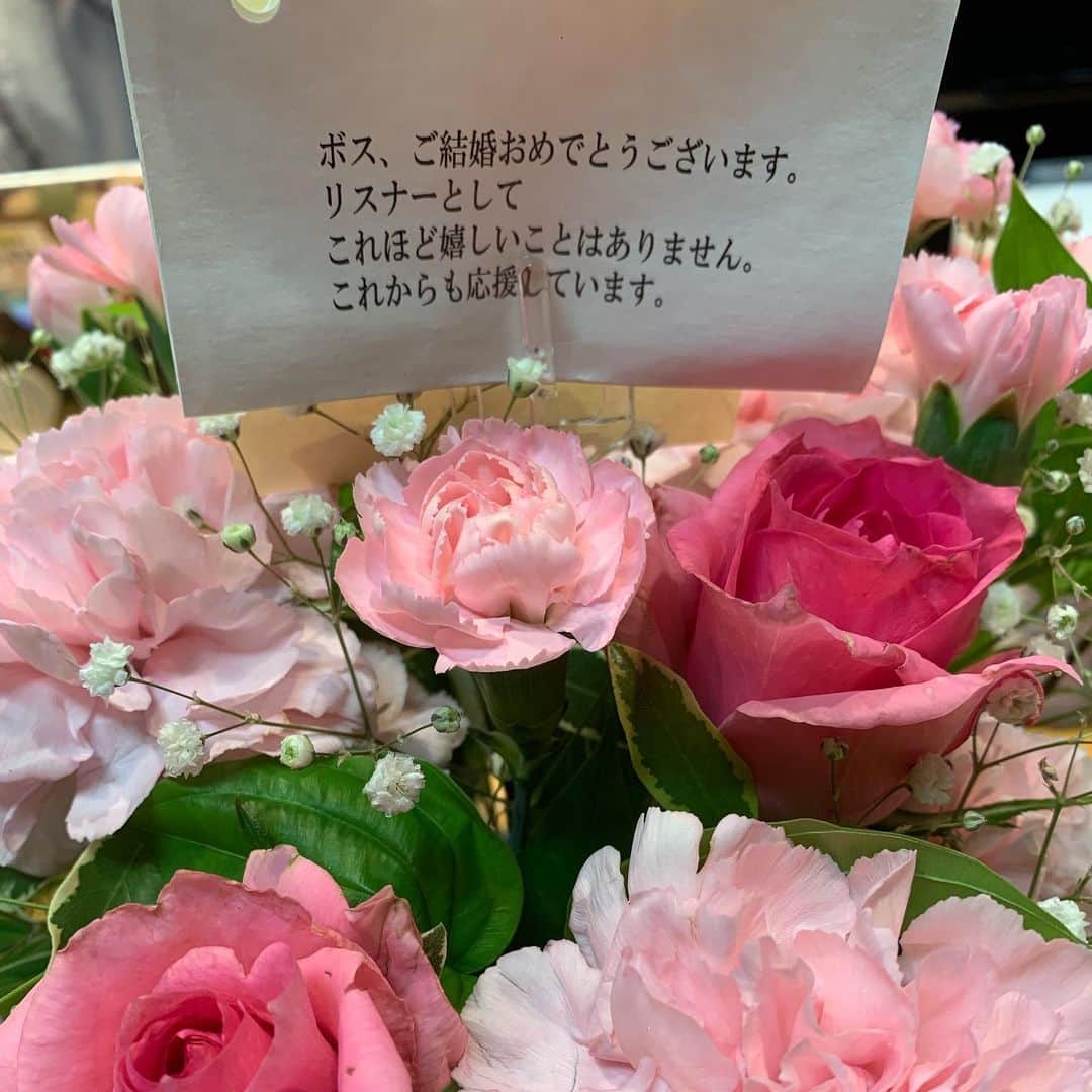 山里亮太さんのインスタグラム写真 - (山里亮太Instagram)「TBSラジオにステキなお花が！！！！！ リスナーさんありがとう！！！！！ いやぁ、ありがたい。 さて、このあと1時からTBSラジオで生放送 赤江珠緒のたまむすび。 逃げるなよ…みたいな空気が…」6月11日 12時36分 - ryotayamasato