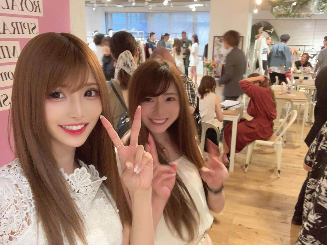 桜咲乃愛さんのインスタグラム写真 - (桜咲乃愛Instagram)「こころちゃんと展示会💖  たくさん注文したー😆💓💓 急に誘ったのに一緒に行ってくれてありがとう🥺♥️ もう冬物のコートとかたくさんあったよん😌💕✨ これから暑くなるのに早く涼しくなってほしい気持ち🥺💓🎀 タピオカも美味しかったー💖 私はいちごみるくでこころちゃんがきな粉黒蜜🥤きな粉黒蜜の方が美味しかった！笑😆💕🍀 誘って頂いてありがとうございました😍♥️ #展示会#ルーミーズ#miia #royalparty #origami#タピオカ#ファッション#お洒落好き」6月11日 12時39分 - noasama1101