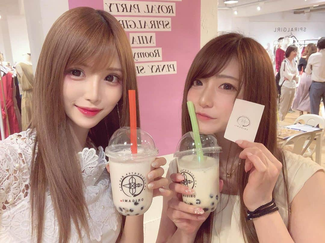 桜咲乃愛さんのインスタグラム写真 - (桜咲乃愛Instagram)「こころちゃんと展示会💖  たくさん注文したー😆💓💓 急に誘ったのに一緒に行ってくれてありがとう🥺♥️ もう冬物のコートとかたくさんあったよん😌💕✨ これから暑くなるのに早く涼しくなってほしい気持ち🥺💓🎀 タピオカも美味しかったー💖 私はいちごみるくでこころちゃんがきな粉黒蜜🥤きな粉黒蜜の方が美味しかった！笑😆💕🍀 誘って頂いてありがとうございました😍♥️ #展示会#ルーミーズ#miia #royalparty #origami#タピオカ#ファッション#お洒落好き」6月11日 12時39分 - noasama1101