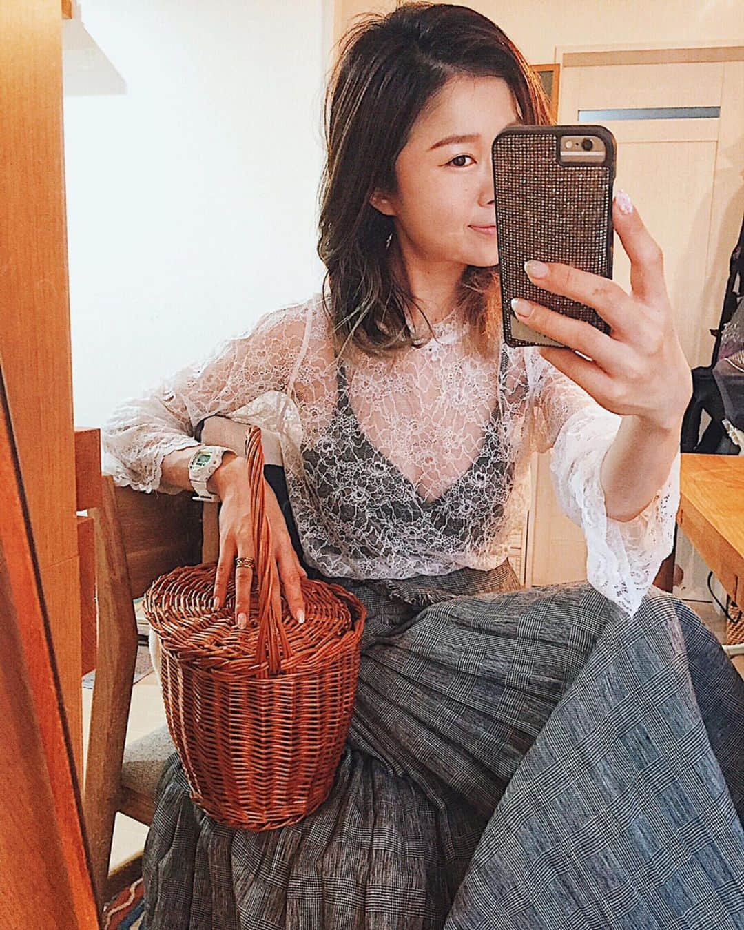 のインスタグラム：「かごバッグを久しぶりに引っ張り出してきました😊💛🧡 梅雨の季節ですが、夏がもうすぐきますね🏝🌞 トップスとスカートは @tomorrowland_womens  キャミは @uniqlo ☻ ☻  #初夏#初夏コーデ#lace#レースコーデ#コーディネート#コーデ#cordinate#itgirl #かごバッグ#かごバッグコーデ#プリーツスカート#プリーツスカートコーデ#チェックスカート」