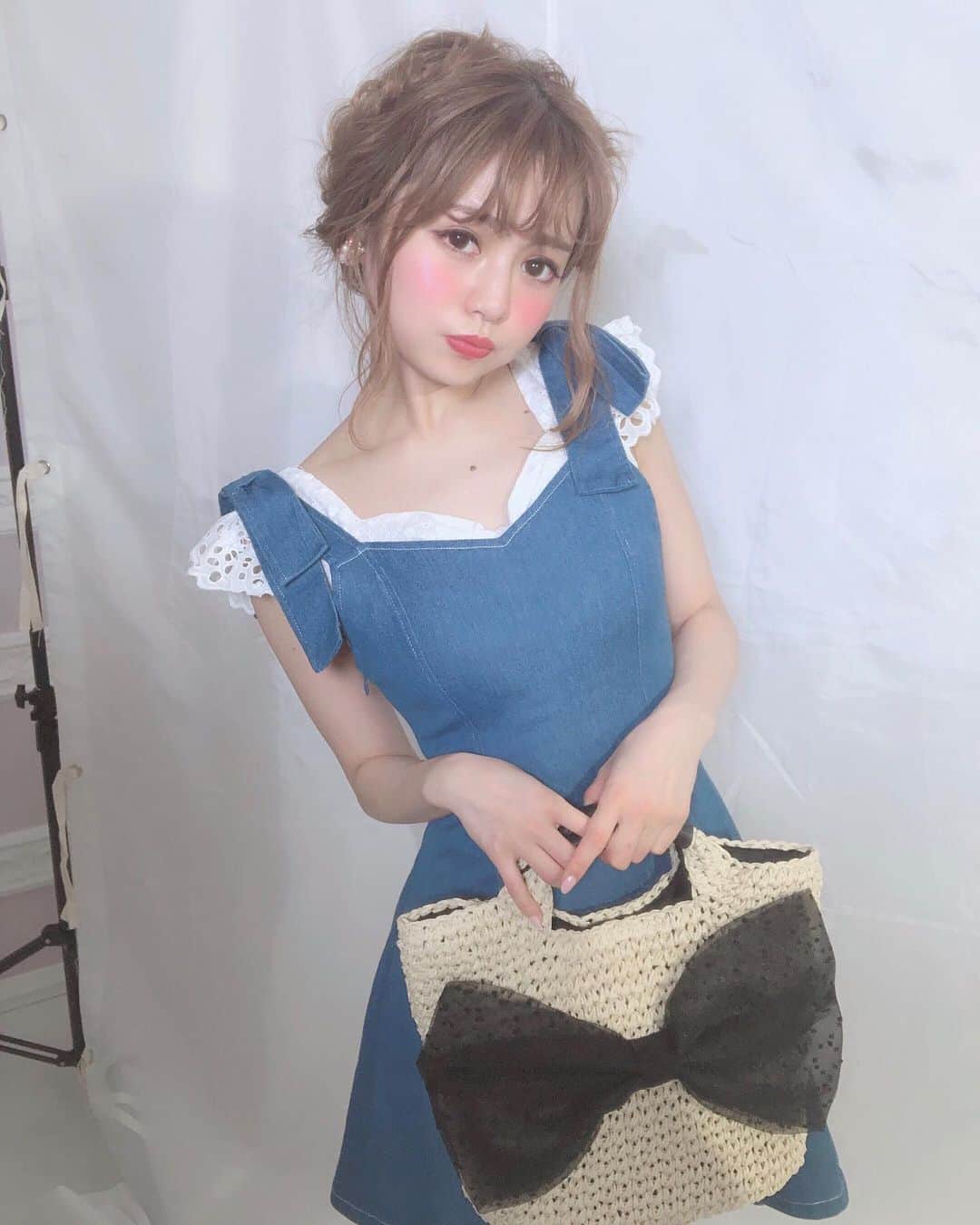 のインスタグラム：「2枚目に動画あるよ🧸💓 . 撮影のオフショット📸 お気に入りのスタイリング👗💫 . . 撮影の前はいつも @lianje.beauty さんで 小顔矯正してます🥺💓 ほんとにおススメ！！ ゴリッゴリに骨を押し込んでもらって 小顔に🥺💫💫笑 . . ワンピースとブラウス、バッグ 全て @rasmile_official 👗💕 ワンピース 6/19 発売のものです💐 . 動画は背中のレースアップが可愛いから 見せるために照れながら回った動画www . . . #デニムコーデ#デニムスカート#デニム#ブラウス#リボン#アップヘア#ヘアアレンジ#無造作ヘア#無造作ヘアアレンジ#小顔#小顔矯正#rasmile#オフショット#動画#撮影#デート#お出かけコーデ#デートコーデ#カジュアル#ガーリー」
