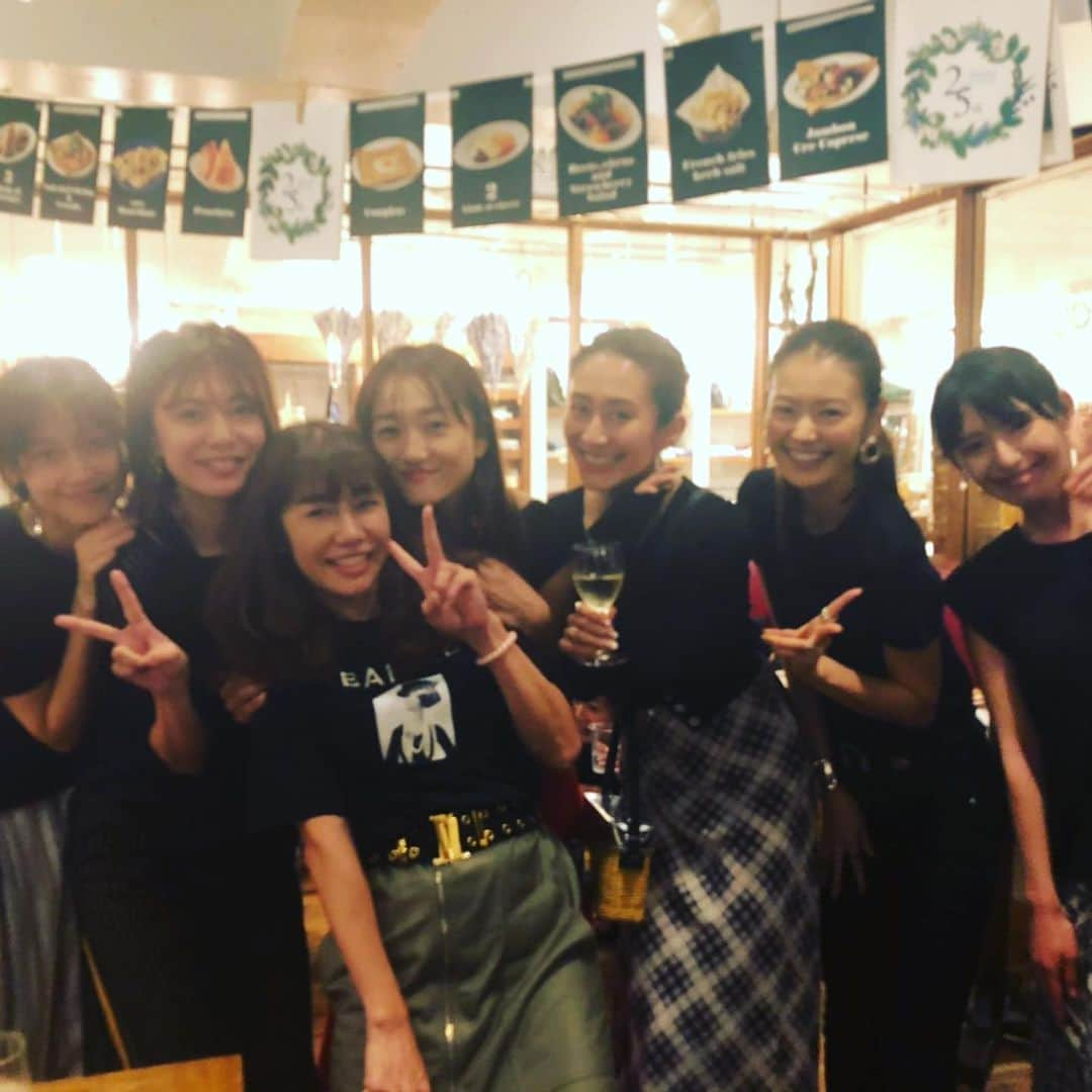 平野由実さんのインスタグラム写真 - (平野由実Instagram)「事務所の誕生日会がありました🎉 笑いと愛情たっぷりの盛り上がった誕生日会でした🎂🎊🎁 素敵な誕生日会ありがとうございました💕 長くお世話になっている事務所。 変わらず優しく厳しく想ってくれる社長やマネージャーには本当に感謝しています🙏✨」6月11日 12時49分 - yumi_hiranoo