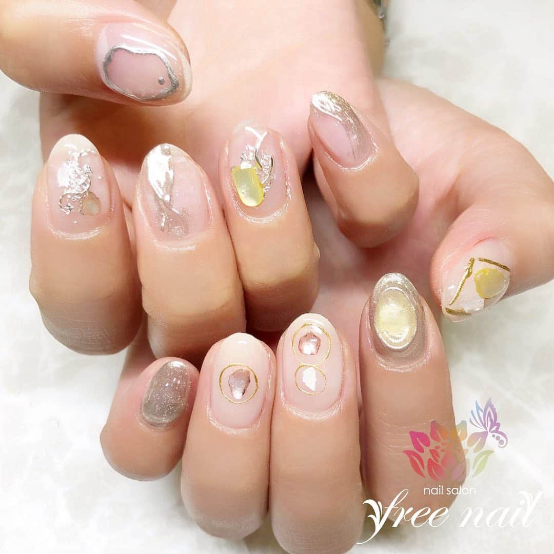 free nail フリーネイルのインスタグラム：「. お客様ネイル💅🏻🌻✨ . シェルストーンネイル🐚✨ . 透明感が爽やかなサマーネイル🌞🌻 . ご来店ありがとうございました🙇🏻‍♀️🙇🏻‍♀️🙇🏻‍♀️💗 . #ネイル #フリーネイル #ネイルアート #ジェルネイル #ネイルサロン #大阪ネイルサロン #ネイルデザイン #ネイルチェンジ #シェルネイル #シェルストーン #ミラーネイル #メタリックネイル #ワイヤーネイル #ピンクネイル #クリアネイル #デザインネイル #シンプルネイル #トレンドネイル #透明感ネイル #夏ネイル #美甲 #日式美甲 #summernails #nailsart #nailsalon #nailsdid #newnails #newnail #freenail」