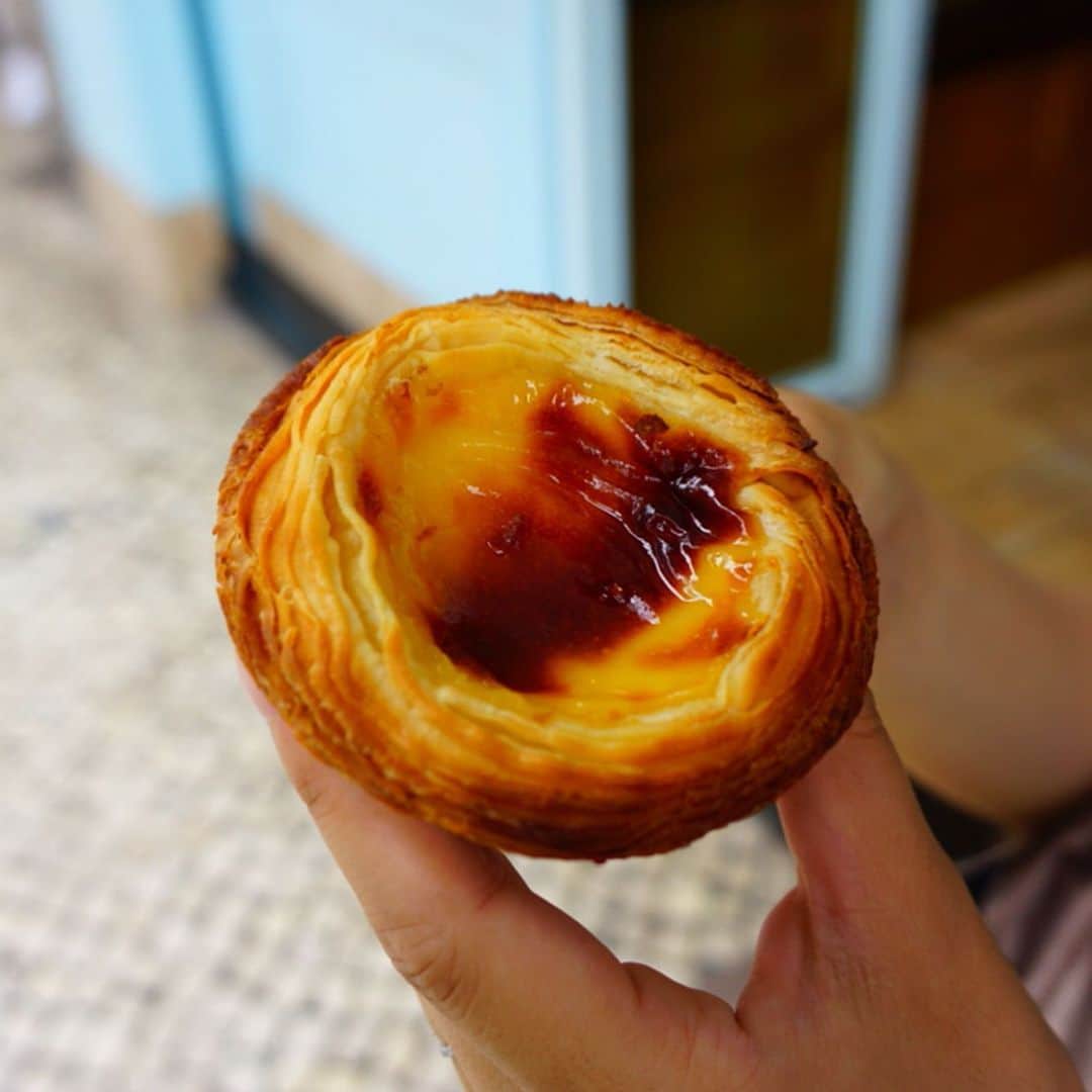 新田朝子さんのインスタグラム写真 - (新田朝子Instagram)「【 #マカオ #グルメ 】 マカオグルメ定番 #アフリカンチキン 。ポルトガルとアジアの貿易拠点として発展したマカオは #ポルトガル料理 が◎ピリ辛のチキンのグリルは、各店で違った味が楽しめる🍗海の恵みもシーフードたっぷり入ったトマト雑炊も美味しかったー！！！ . マカオ発祥と言われる #エッグタルト もあちらこちらに店があり、町歩きしながらのおやつにちょうどいい💓 . 日本ではなかなか並んでいて入れない #gongcha で飲んだ #烏龍茶 は暑さを吹き飛ばしてくれて、渋味も絶妙😌 . #グルメ好きな人と繋がりたい #旅行好きな人と繋がりたい #africanchiken #eggtarts #portugalfood #macau #macaufoods #instafoods #triplover #summertrip」6月11日 12時58分 - asako.nitta