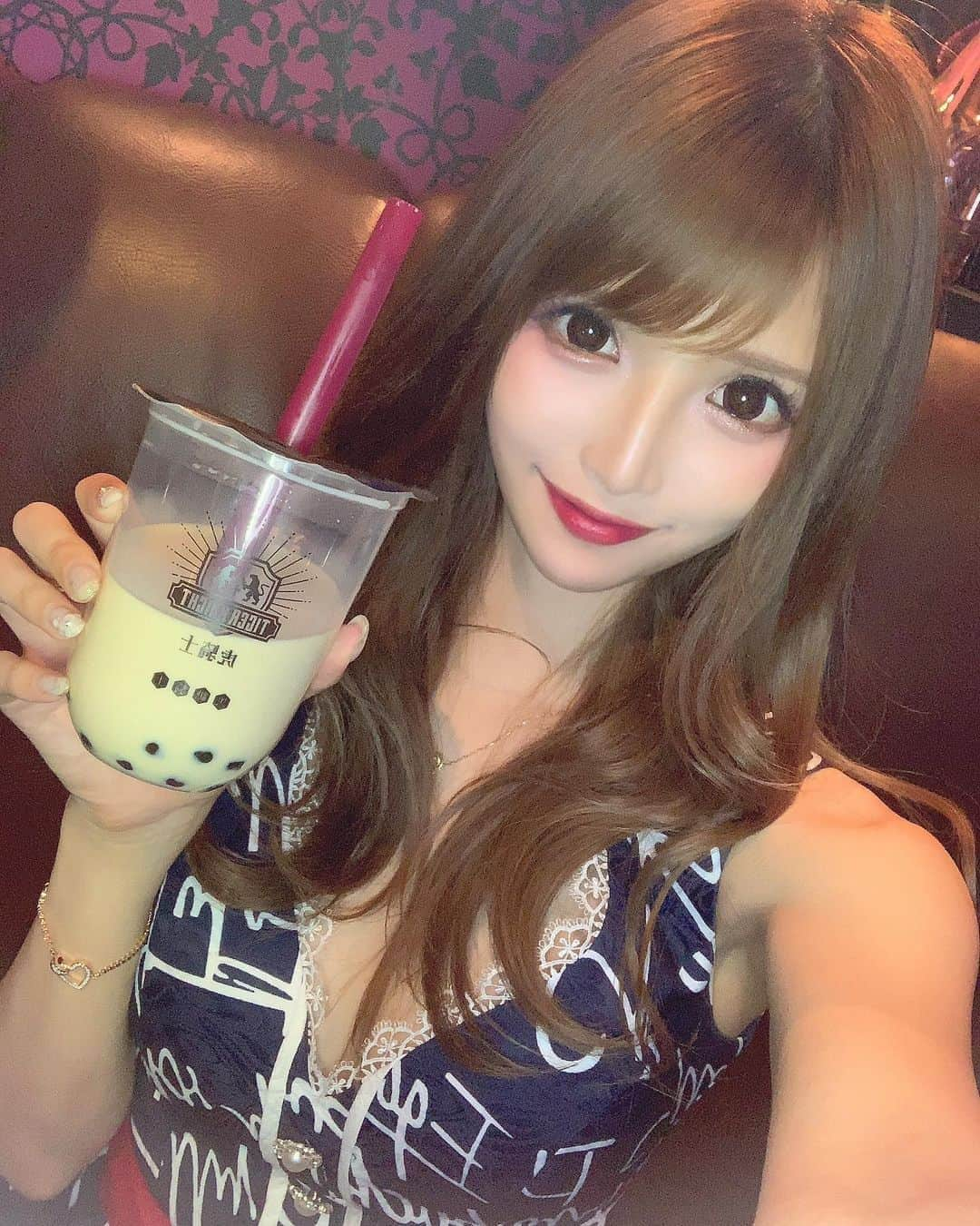 桜咲乃愛さんのインスタグラム写真 - (桜咲乃愛Instagram)「こころちゃんからもらったタピ🥤💓✨ この日のチェイサーはタピオカ（笑）  最近タピオカにハマってるらしくてかわいい😌💕💕💕 飲みにいこう😍♥️♥️♥️ タピオカもこころちゃんもすきよ😋💗🎀 #タピオカ#歌舞伎町キャバ嬢 #差し入れ」6月11日 12時58分 - noasama1101