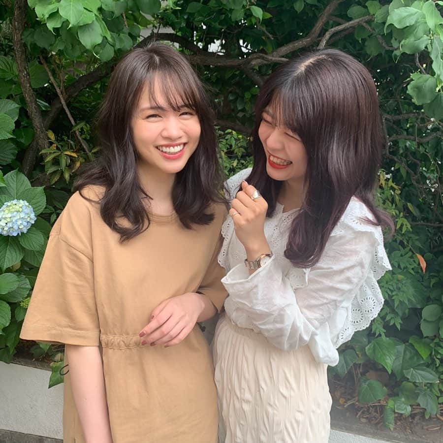 高橋有紀さんのインスタグラム写真 - (高橋有紀Instagram)「ゆうこすベビーグレージュに♡ @yukos0520  いつものグレージュよりもっとやわらかくて外国の赤ちゃんの髪色みたいにしてます👶  ゆうこすの事務所の @momochi.661 ももちピンクにしました♡  二人とも肌の色をより透明感をだして色白に見えるカラーにしてます！ 仲良しが伝わる5枚目以降☺️ 昨日のゆうこすのインスタライブの時聞かれてたネイルは @nailsinc.jp のジャストドロッブドという、私の最近のお気に入りカラーを使ってます💁🏼‍♀️ ゆうこすフットジェルしたのだけど写真撮り忘れちゃった、、、！私とお揃いだよっきらきら #lysa_yuki #lysa #ゆうこすヘア」6月11日 13時02分 - osakana_yuki