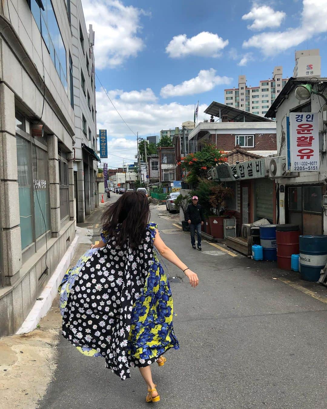 アン・ソニョンさんのインスタグラム写真 - (アン・ソニョンInstagram)「운동하고 #친구네청국장 먹으러가는길~ ❤️ . . . 일케 신날일이예요?🤣 #먹을때젤신나  그래도 또 폭식하면 안되니께롱  #하고싶다x레이핏  길에서 부끄럼따위 🐶나 줘버리고 한포 쪼옥😘 . . . 그래야 메뉴 시키고 음식나올때까지 손떨며 이모님께 앙칼지게 “아직멀어떠요? “요따구 재촉을 안하쥬 😌 . . . 모두들 #맛점🍴  하세요오🧡 . . . #하고싶다다이어트  #안선영식단 . . . (원피스는 사진에 태그해두었어여~~🤗)」6月11日 13時09分 - anney_an_love