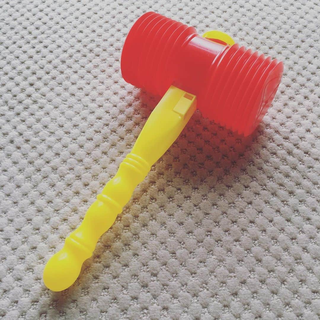 のインスタグラム：「我が父よ。孫のためにおもちゃを買ってきてくれたのは嬉しいのだけれど、チョイスが大幅にズレてるよ…笑 これは父のツッコミの時に私が使うわ！笑」