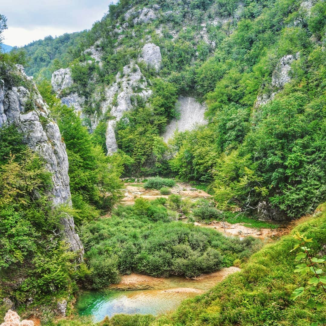 旅行比較サイト・トラベルコ 理想の旅を、いちばん安く。さんのインスタグラム写真 - (旅行比較サイト・トラベルコ 理想の旅を、いちばん安く。Instagram)「#クロアチア の#世界遺産 #プリトヴィツェ湖群国立公園 。上湖と下湖に分かれており、全て回ると6～8時間を要す広さです。  訪問時はお手軽2時間コースの下湖散策ルートを進みましたが、ヴェリキ・スラップ（大滝）やソプラノ歌手🎤の名がつけられたミルカ・トルニカの滝など、見どころは充分。 エメラルドグリーンに染まる美しい湖がいくつも連なり、#マイナスイオン たっぷり💖　散策路のアップダウンにめげそうになっても、眼前に現れる優美な景色に心打たれて疲れも吹っ飛んでしまいます✨  これからがハイシーズン❗　観光客が多いときは散策路渋滞も起こるので、平日に訪れると混雑も緩和されているようですよ♪ * * * あなたが訪れた旅先での写真に《 @travelko_chan 》《 #トラベルコ 》《 #travelko 》とタグ付けして投稿してみてください！こちらのアカウントで紹介させていただくかもしれません♪ * * * #クロアチア #croatia #プリトヴィツェ湖群国立公園 #plitvice #plitvicelakes #plitvickajezera #plitvicenationalpark #nationalparks #世界遺産 #worldheritage #travel #trip #sightseeing #海外旅行 #フォトジェニック #旅行好きな人と繋がりたい #写真好きな人と繋がりたい #女子旅 #一人旅 #カメラ女子 #カメラ男子 #instatravel #travelgram  #instagood #instaphoto #l4l #travelko #トラベルコ #トラベルコちゃん  @visit.croatia  @plitvicelakesnp」6月11日 13時14分 - travelko_official