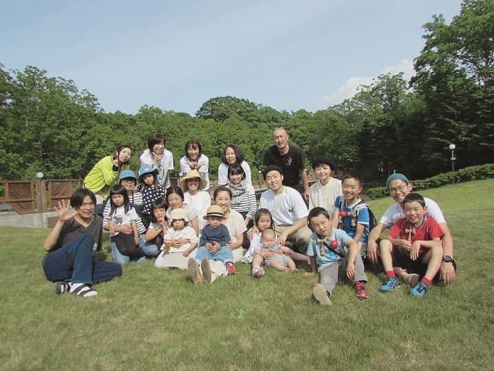 松本野々歩のインスタグラム：「函館市内から車で 小一時間 大沼の景色が大好き  そんな すてきな景色の中にある建物で チリンとドロンのコンサートを企画してくださいました  ステージの背景は本物の森 小鳥のさえずりが まるで演出みたい！  七飯町の子育て支援センターの皆さんが 開演前に遊んでくれて 終演後は 外で  厚真町から来てくれた けん玉のお兄さん ごぼうくんが 遊んでくれて 子どもたちとっても楽しそう  大沼国際セミナーハウスの 高井さん 熱い想いで 丁寧に企画をしてくださいました  終演後 野っ原でまだ遊んでいたお客さんやスタッフの方たちと 記念撮影  馨さんゆかりの地で 大好きな場所で コンサートができて 嬉しかったです  ありがたや ありがたや  そしてなにより 来てくださった皆さん ありがとうございました！  #チリンとドロン #大沼 #七飯町子育て支援センター #ごぼうくん #厚真けんだまクラブ #大沼国際セミナーハウス」