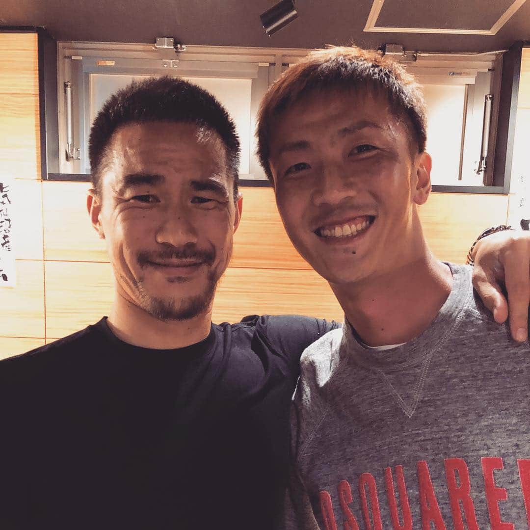 岡崎慎司のインスタグラム：「仙台での試合を見に来てくれて会ってきた！！ 可愛い後輩👍👍😊 #長沢駿 #プレーが年々俺に似てきてる#実は膝を曲げて写真をとってくれてる#ダイビングヘッドが今一番得意らしい。#いつか一緒にプレーしたいな」