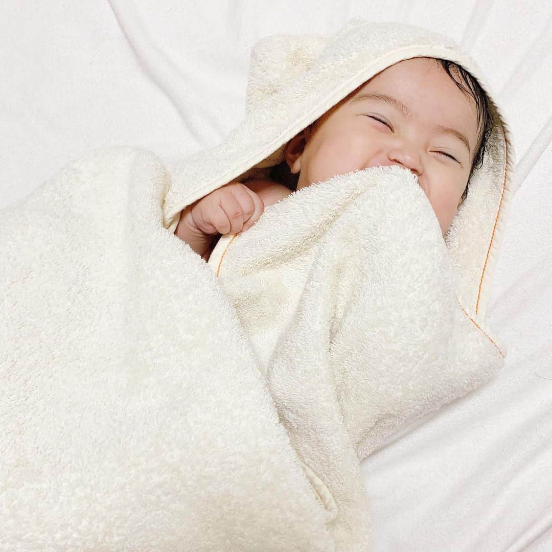 佐藤あやさんのインスタグラム写真 - (佐藤あやInstagram)「お風呂上がり♨️ @erbaviva_jp のオーガニックコットンタオルを使ったらこの笑顔💓 いつものタオルじゃこうはならないのだけど。。🙄 . どうやら違いのわかるベビらしい👶🏻 私も使いたい。笑 . #erbaviva#organic#cotton#towel#organiccotton#baby#girl#6monthsold#エルバビーバ#オーガニック#オーガニックコットン#オーガニックコットンタオル#6ヶ月baby#6ヶ月#女の子ママ #べびすたぐらむ#ベビスタグラム#女の子ベビー」6月11日 13時20分 - faafa8