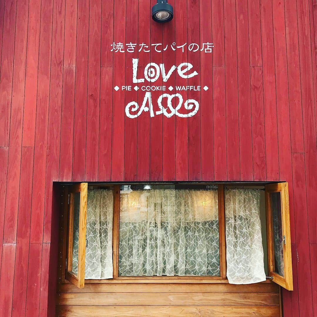 福田里香さんのインスタグラム写真 - (福田里香Instagram)「福岡の自分土産はLove All。 パイ作りは🥧愛こそすべて。 上は🍌バナナパイ。 下は🍏アップルパイ。 サクサクふわりで、カスタード入り。 おいしい。 ずっと作り続けたひとの手の味がする。 ラッピングのラフな感じも最高だ。」6月11日 13時29分 - riccafukuda