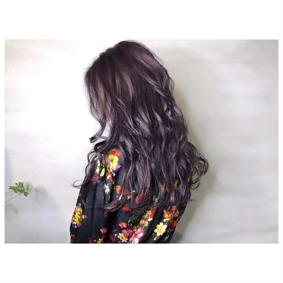 山田恵里伽のインスタグラム：「<New hair color.> ラベンダー色にしました💜💜 めっちゃ評判いい。 ・ ・ ・ #ヘアカラー #美容院 #下北沢 #ラベンダーカラー #紫 #haircolor #hairsalon #edge #simokitazawa #헤어컬러링 #미용실 #라벤더」