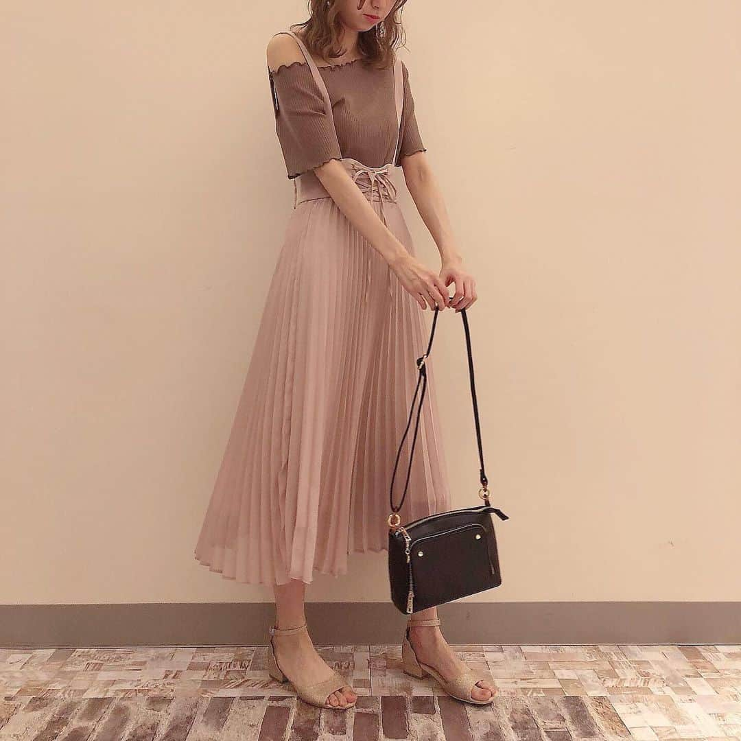 MAJEgirl?officialさんのインスタグラム写真 - (MAJEgirl?officialInstagram)「ひさまる🐰 （ @hi_maje_girl ） . ,  pink×mocha one tone  coordinate♡  #メロウワンショルリブトップス #サス付レースアッププリーツスカート  @majesticlegon_official  @majegirl_official  #majesticlegon  #マジェスティックレゴン #ワントーンコーデ #キャスケット#ワンショルダートップス  #パールアクセ #セットアップ#消えそうな色コーデ  #レトロコーデ #hair#make#code#outfit #ootd#ヘアアレンジ #rili_tokyo #apres_mimi #pressbloga#韓国カフェ#velle_jp  #lucrajp#PATRA#petrel_jp#bis」6月11日 13時40分 - majesticlegon_pressroom