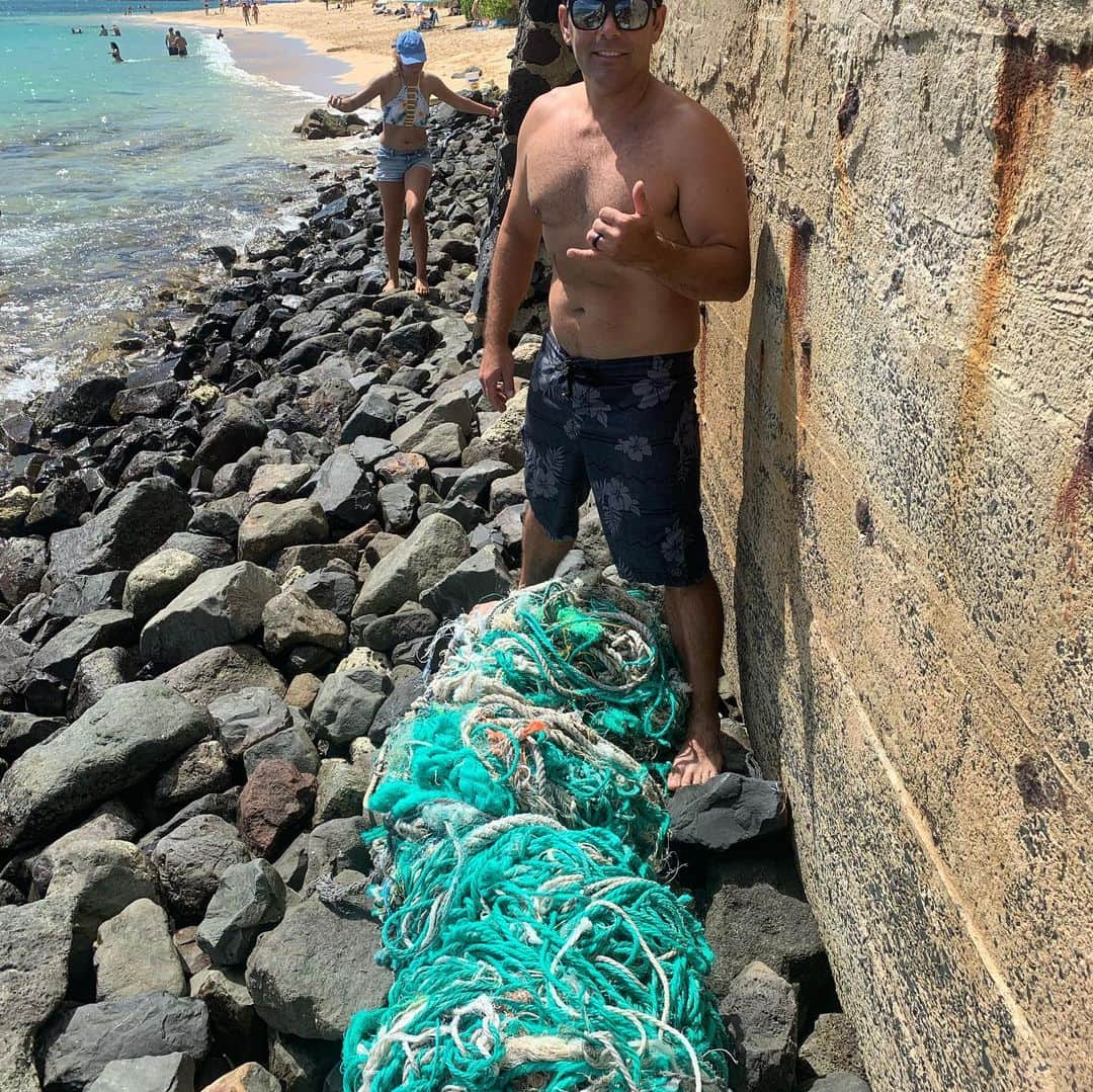 ザッキー・ヴェンジェンスさんのインスタグラム写真 - (ザッキー・ヴェンジェンスInstagram)「Had such a great day to kick off the @kailuamakaifest with the help of 200 plus people cleaning up Kailua town. So proud to be a part of this with everyone involved to make our town a better place for everyone. #letsmakeadifference #kailua #luckywelivehi #beachcleanup #kailuacleanup ♻️🌈🦈🌎」6月11日 13時44分 - zacharymerrick