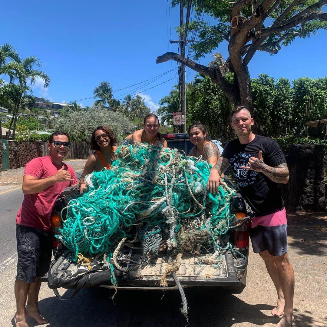 ザッキー・ヴェンジェンスのインスタグラム：「Had such a great day to kick off the @kailuamakaifest with the help of 200 plus people cleaning up Kailua town. So proud to be a part of this with everyone involved to make our town a better place for everyone. #letsmakeadifference #kailua #luckywelivehi #beachcleanup #kailuacleanup ♻️🌈🦈🌎」