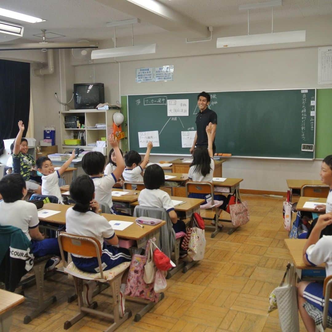 岡西宏祐さんのインスタグラム写真 - (岡西宏祐Instagram)「夢先生初挑戦！ 上野原西小学校の子供たちと課題を解決するために楽しく身体を動かした後、授業では真剣に自分の話を聞いてくれて、やってよかったなと思いました！ 少しでも子供たちの為になれればと思います！ #夢先生 #ユメセン #夢の教室  #jfa #上野原西小学校」6月11日 13時51分 - okani0717