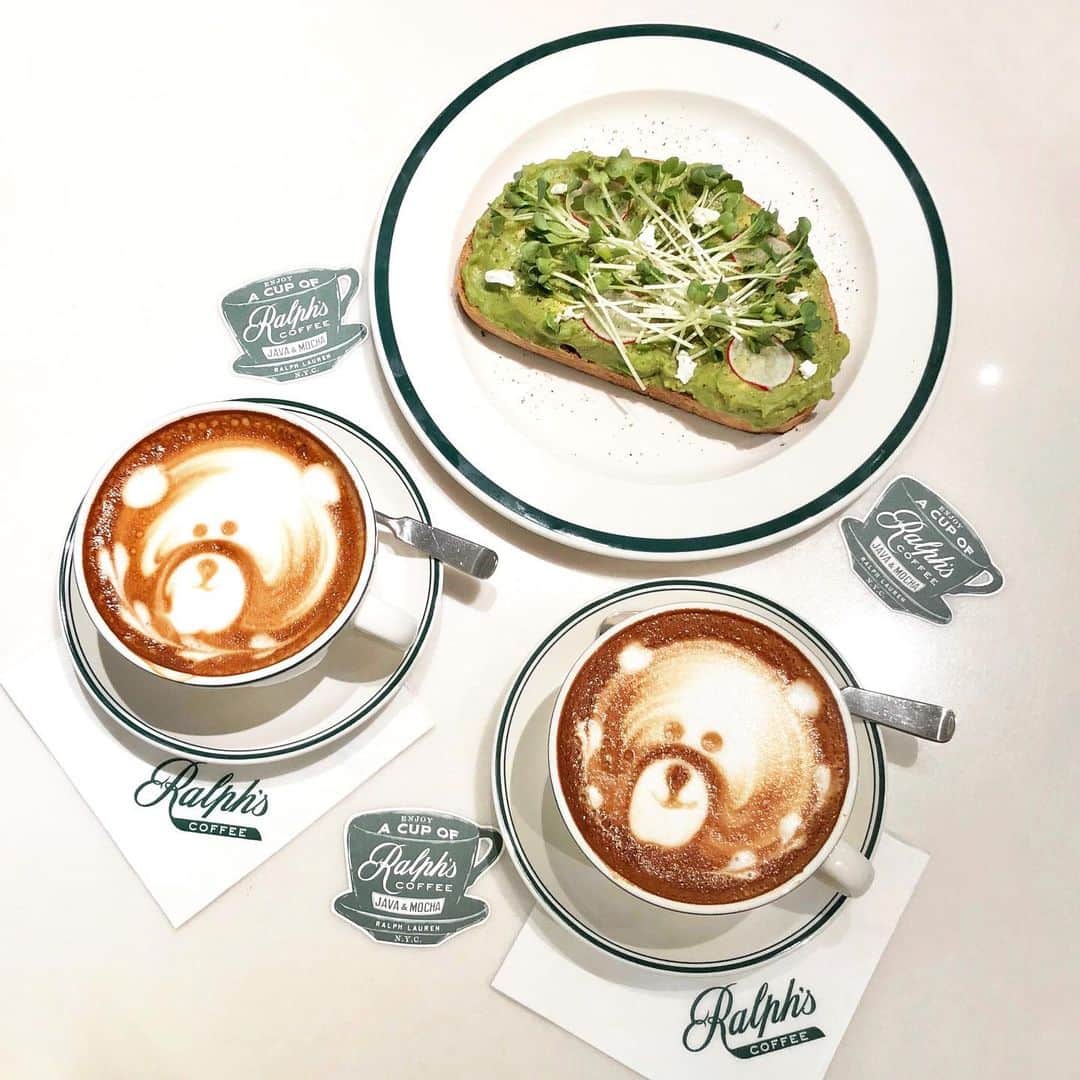 黒田麻理耶さんのインスタグラム写真 - (黒田麻理耶Instagram)「. 昨年11月末に日本に初上陸した ラルフローレンのカフェ「Ralph's coffee」へ💁‍♀️ . 店内はグリーンを基調としたクラシカルな空間☺️ オシャレでした〜✨ . クマのラテアートも可愛い🐻💓 （店員さんにお願いしたら描いてもらえるよ❣️） アボカドトーストも美味しかったです🥑🥪 . #ラルフズコーヒー  #ralphscoffee #ラルフローレンカフェ  #表参道  #明治神宮前 #ralphscoffeeomotesando  #cafe  #Omotesando #ラルフローレン  #カフェ  #ラテアート #こえみまりや  #表参道カフェ #RalphLaurencafe  #RalphLauren」6月11日 13時51分 - mariya_kuroda