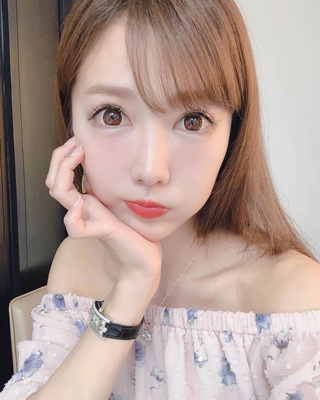 関有美子のインスタグラム：「✨✨✨✨✨ . . 突然ドアップすみません🙈笑 . . ピーリング 美肌点滴 は やっぱり定期的にやると 全然違います✨ 30代になると何もしないでいると どんどんくすんでくるから 美容皮膚科でくすみを取らないと🤔 . . ツルツル美白になったので 続けよう！ . ちなみに この日のカラコンは @claracontact のマダムチョコです✨ . . #美容皮膚科#美肌#スキンケア#美白#skincare#japan#japanesegirl#カラコン #ハリーウィンストン」