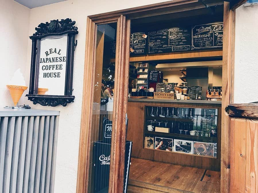 松山愛里さんのインスタグラム写真 - (松山愛里Instagram)「Cafe ROSTRO☕️ 店内にはメニューが無く 味の好みや苦さの程度、濃度や香りを聞いてくれて その場でブレンド、丁寧に入れてくれる一杯。 酸味の後に爽やかな苦味とナッツの渋みを感じる オーダー通り(こんな感じで、、とニュアンスで伝えたのにすごい🥜🍃)のコーヒーでした♩ カップも可愛くてホッと一息、気分も上がるな〜🌼 テイクアウトはメニューがあるようです☺︎ コーヒーソフトクリームも気になる🍦 #caferostro#coffee#coffeeshop#代々木公園 #アイリーンの珈琲屋巡り」6月11日 14時07分 - airi__matsuyama