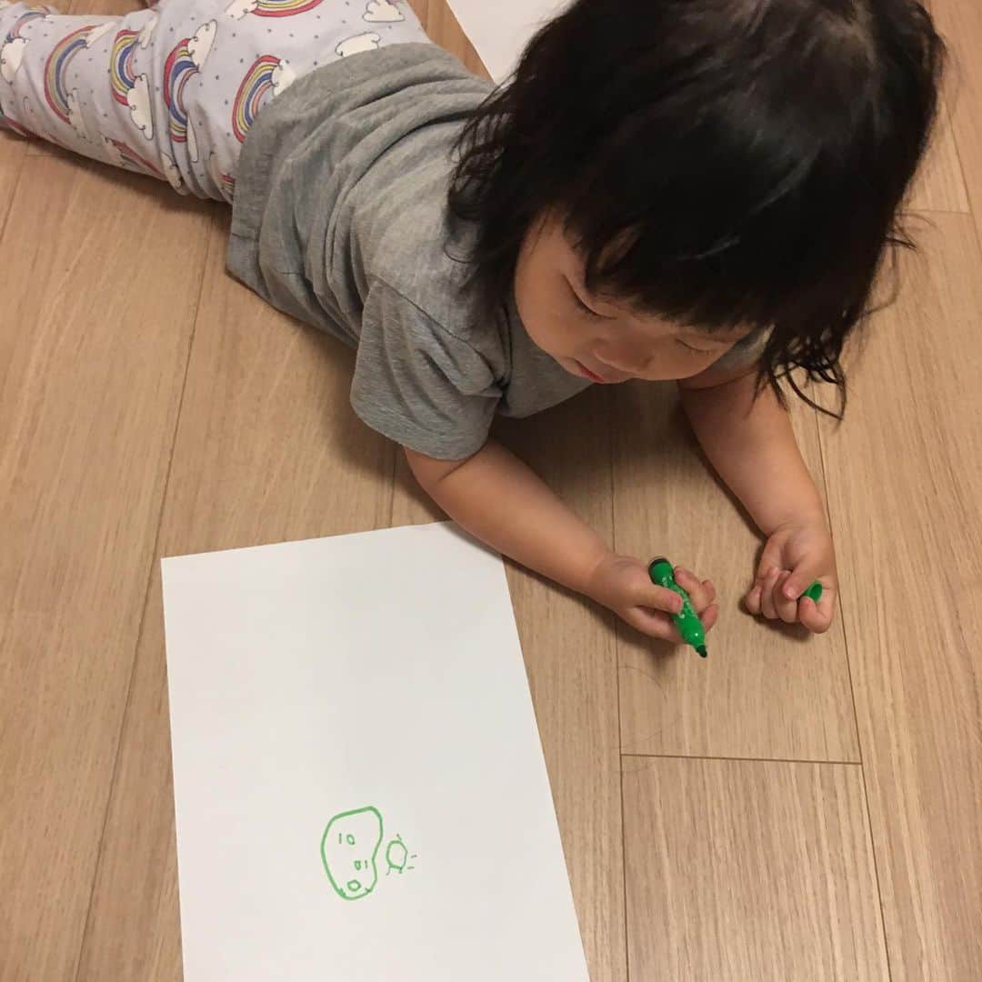 花津ハナヨさんのインスタグラム写真 - (花津ハナヨInstagram)「子供の絵ってかわいいなぁ。 2歳児もだんだん顔らしく描けるように。 5歳児は2歳児に「あれかいて、これかいて」とリクエストされ、たくさん描かされてました。 なんとなくなんのキャラかわかるな。 #2歳 #5歳」6月11日 14時10分 - 872874