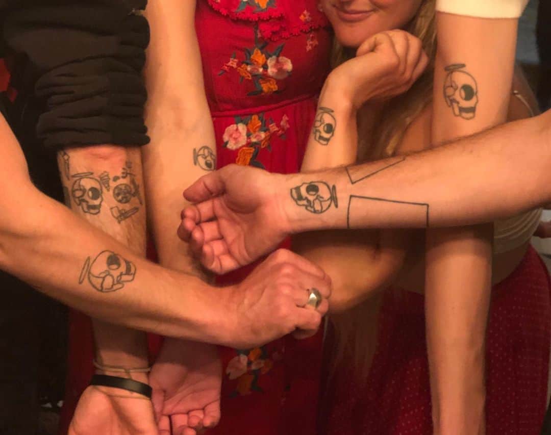 のインスタグラム：「Here’s to you LB 🍷💥🍷💀Here’s to truth, intention, style, and most importantly - enjoyment. We will continue to celebrate you in the best way we know how - with friends & wine & bougie dinner parties. And your warrior woman @lmkennedy continues to be the brightest strongest beacon of positivity there ever was ❤️💃🏼. Big love LB, but also FU 😂🖕🏻🖤💀🍷🤘 // @landonbassett // 📸 @kiyomeo」