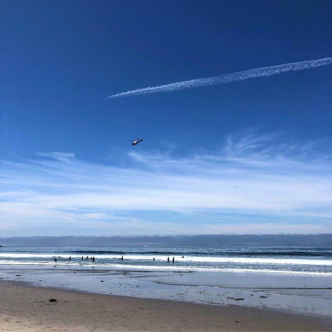 Hiroe Hiranoさんのインスタグラム写真 - (Hiroe HiranoInstagram)「毎朝４キロのMorning walk👣 ひたすら裸足になって渚を歩く朝。 人が少ないビーチの気持ちいいのなんのって⭐️ . カリフォルニアのひろーーーい 青い空と白い砂浜で開放感いっぱい❗️ （動画）気持ちいい海をお楽しみください🏖 . 大人も子供もワンコもみんな気持ち良さそうに それぞれの幸せタイムを過ごしてて。 , でっかいタイヤをムキムキな人たちが 4人で転がしながら進んでたり。 ベビーカーと犬を散歩しながら、 ローラーブレードで滑ってるママ。 もはや見てて笑える域の筋トレ模様も😂 本格的💪💦さすがカリフォルニア🇺🇸 . . 葉山でもルーティンにしたい✌️ #裸足で渚を歩くススメ . アーシングタイム🌎 #DETOX  #RELEASE . #earthing #アーシング #地球 #outdoor #アウトドア #hiroecali #california #cali #lifestyle #wellness #wellbeing #カリフォルニア #カリライフ #平野宏枝  #beachwalk #ビーチ #太陽と海が好き🌞 #mylife #裸足 #sanddollar #サンドダラー 美しい⭐️」6月11日 14時22分 - hiroe_hirano