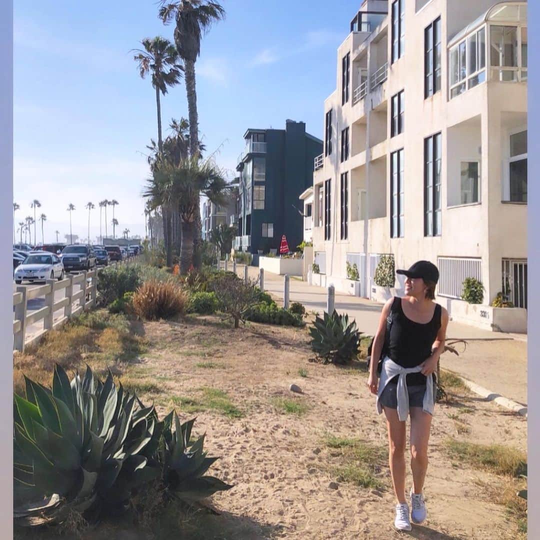 Hiroe Hiranoさんのインスタグラム写真 - (Hiroe HiranoInstagram)「毎朝４キロのMorning walk👣 ひたすら裸足になって渚を歩く朝。 人が少ないビーチの気持ちいいのなんのって⭐️ . カリフォルニアのひろーーーい 青い空と白い砂浜で開放感いっぱい❗️ （動画）気持ちいい海をお楽しみください🏖 . 大人も子供もワンコもみんな気持ち良さそうに それぞれの幸せタイムを過ごしてて。 , でっかいタイヤをムキムキな人たちが 4人で転がしながら進んでたり。 ベビーカーと犬を散歩しながら、 ローラーブレードで滑ってるママ。 もはや見てて笑える域の筋トレ模様も😂 本格的💪💦さすがカリフォルニア🇺🇸 . . 葉山でもルーティンにしたい✌️ #裸足で渚を歩くススメ . アーシングタイム🌎 #DETOX  #RELEASE . #earthing #アーシング #地球 #outdoor #アウトドア #hiroecali #california #cali #lifestyle #wellness #wellbeing #カリフォルニア #カリライフ #平野宏枝  #beachwalk #ビーチ #太陽と海が好き🌞 #mylife #裸足 #sanddollar #サンドダラー 美しい⭐️」6月11日 14時22分 - hiroe_hirano