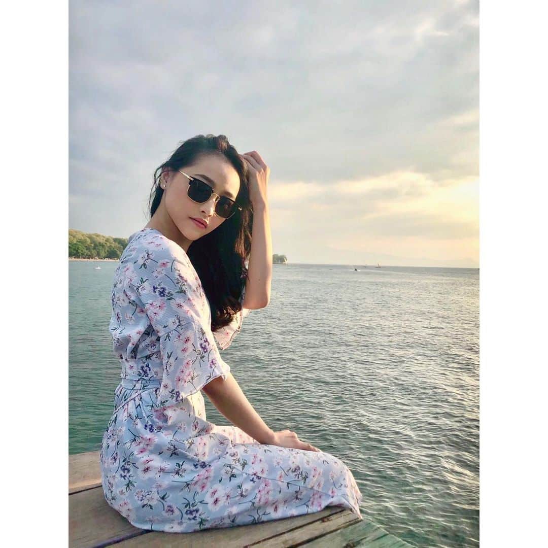 ロナ・アングラエニのインスタグラム：「Duduk disebelahku masih muat nih.. 😉🙂🙃」