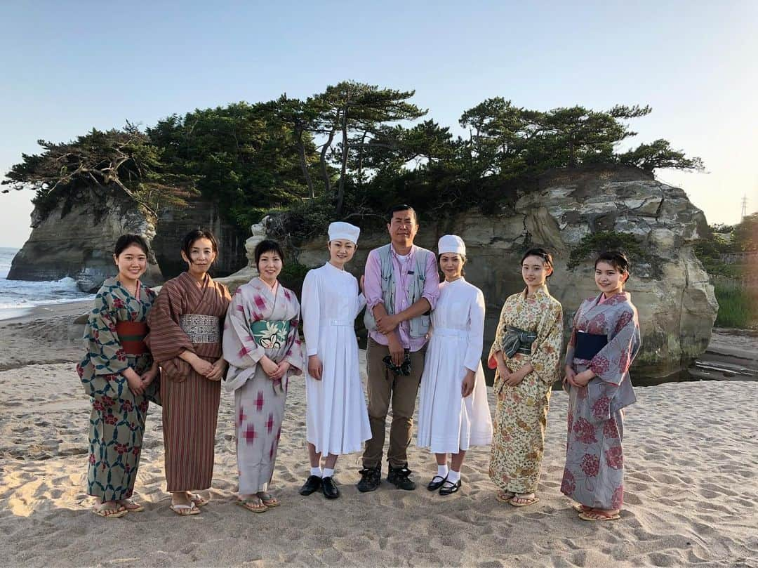 遠山景織子さんのインスタグラム写真 - (遠山景織子Instagram)「『ある町の高い煙突』松村克弥監督を囲んで(✿´꒳`)ﾉ°+.*いよいよ劇場公開ですね💚嬉しいです。 #2018年5月25日撮影  #浜辺にて #ある町の高い煙突 #松村克弥監督  #看護婦長#遠山景織子 #スバル座#有楽町スバル座  #劇場公開」6月11日 14時39分 - kyooko.9.tooyama