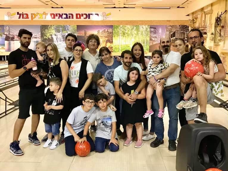 のインスタグラム：「マオさんのご家族👨‍👩‍👦‍👦👨‍👩‍👧‍👦👨‍👩‍👧‍👧✨ めちゃめちゃ人数います。 普段家族と連絡もあまり取らない私なので、こんなにもファミリネスは未知の世界🤣✨ 2回目だったので子供達にいっぱい絡んでもらえました😍  So many kisses so many hugs 🇮🇱 it’s Israel ✨  #israel #haifa #family #familyphotography #familyphoto #イスラエル #イスラエル旅行 #イスラエル観光」