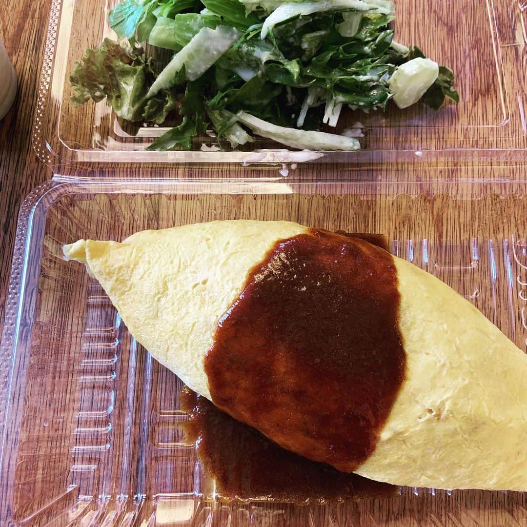 志摩有子さんのインスタグラム写真 - (志摩有子Instagram)「孝美さんの連載撮影。今日のお昼は麻布食堂のオムライスをテイクアウト。ドミグラスソースかケチャップのどちらかをお好みで。デザートは広尾Sonna🍌のバナナジュース🍌お砂糖使っていないのに濃厚！これ、すごく美味しい！ #ロケごはん #テイクアウト #オムライス #そんなバナナ #賞味期限20分」6月11日 14時37分 - ariko418