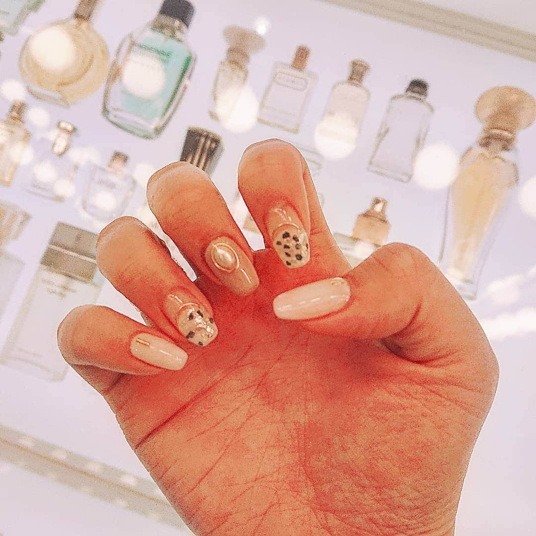 西内みなみさんのインスタグラム写真 - (西内みなみInstagram)「nail ︎💅 黒シェルも混ぜてもらったZeeee♡♡ #ネイル #nail #ジェルネイル #シェルネイル #네일 #summer #귀여워 #スウィートインスタ #みなみのネイル記録」6月11日 14時48分 - miiiiiiu3u6