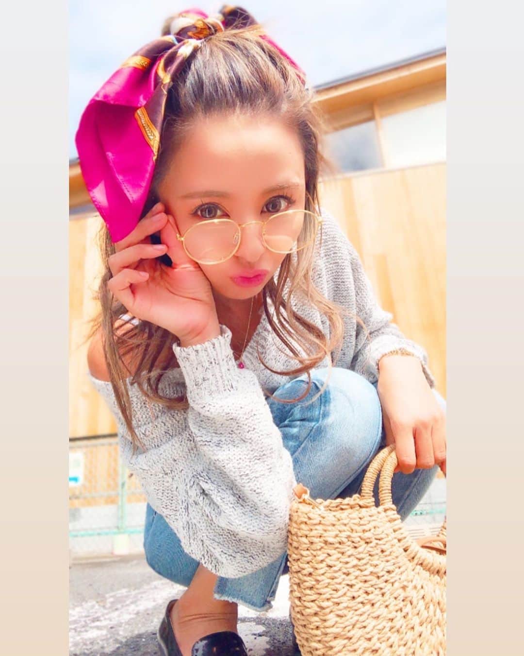 古澤未来のインスタグラム：「ちょっと肌寒い日は サマーニット♡ 体調ちょっと良くないーー 寒かったり暑かったりだからかな  すごく遊園地とか海とか行きたい！ デートみたいなことしたいーーーーーーーーーーーーーーーーーーーーーーーーーーーーーー😫どちらも梅雨では無理ですけどねー  Scarf  しまむら bag  h&m Summerknit ？ denim  ozoc shoes  RANDA  #梅雨 #日本 #寒い #Japanese #japanesegirl  #fashion  #instafashion  #ootd」