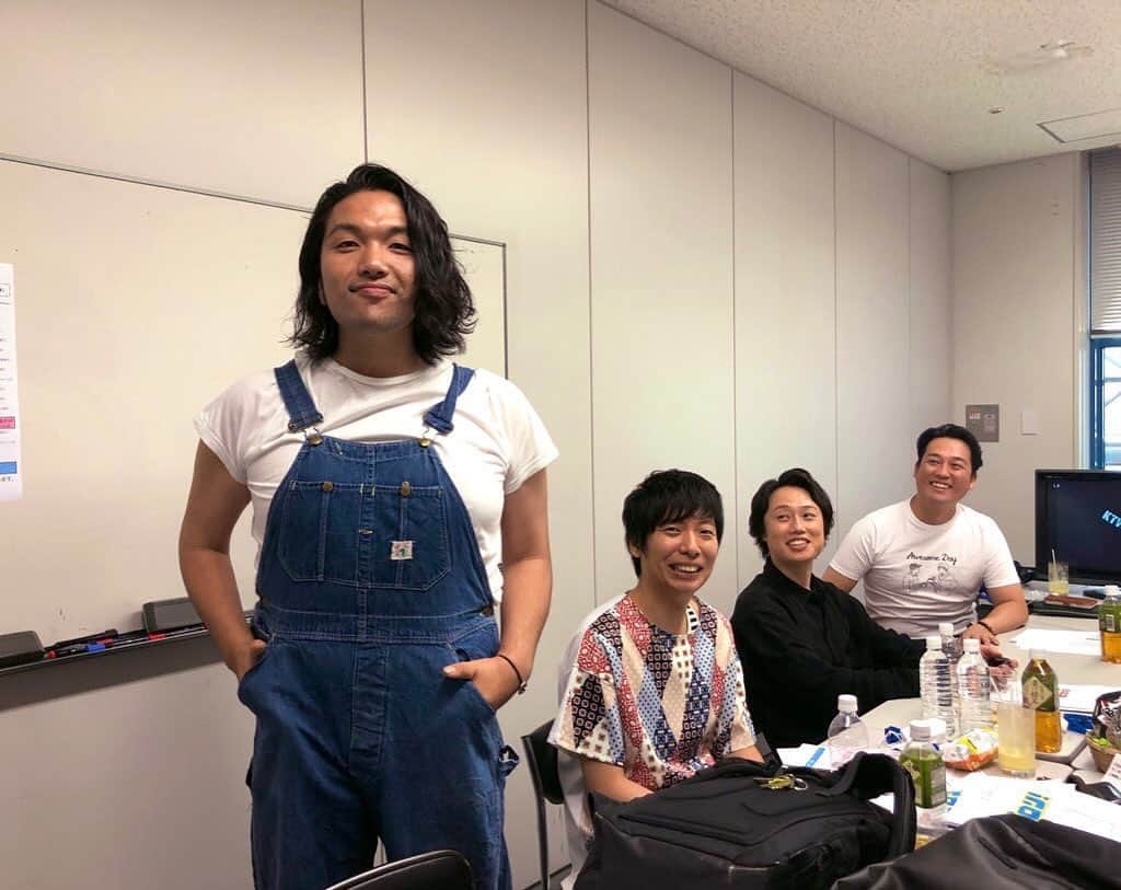 のインスタグラム：「マルコポロリの収録。 みんなオシャレな服を用意してもらってるのに、俺だけテイスト違い過ぎる。  #オールドスタイルのデブキャラ #ラディッツに最初に殺される農夫 #アプリ「牧場を作ろう」の無課金の服 #何周も回ったアメカジ #乳しぼりギネス保持者」