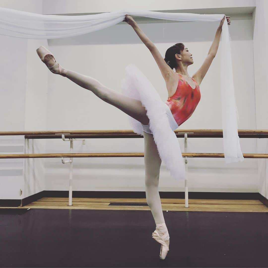 上野水香さんのインスタグラム写真 - (上野水香Instagram)「#tututuesday 💕 Rehearsing for #labayadere in two weeks in #thermescaracalla  #ラバヤデール のリハーサル中です🔥  レオタード @justacorpse_official  チュチュ @nuikobo」6月11日 14時46分 - mizukaueno