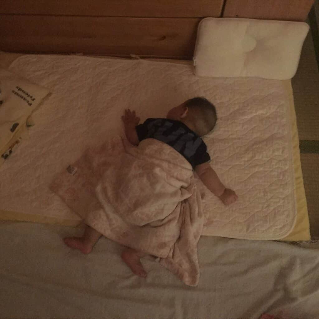 右手愛美さんのインスタグラム写真 - (右手愛美Instagram)「ここ最近でお気に入りのおやすみフォトたち😪📸💗寝姿がどんな形でも可愛いと思ってしまう。いろんな形で寝られるようになって成長を感じる。4ヶ月頃までは、ずーっとバンザイだったのに！#babyboy #sleep #寝顔 #お地蔵さん」6月11日 14時53分 - utemanami