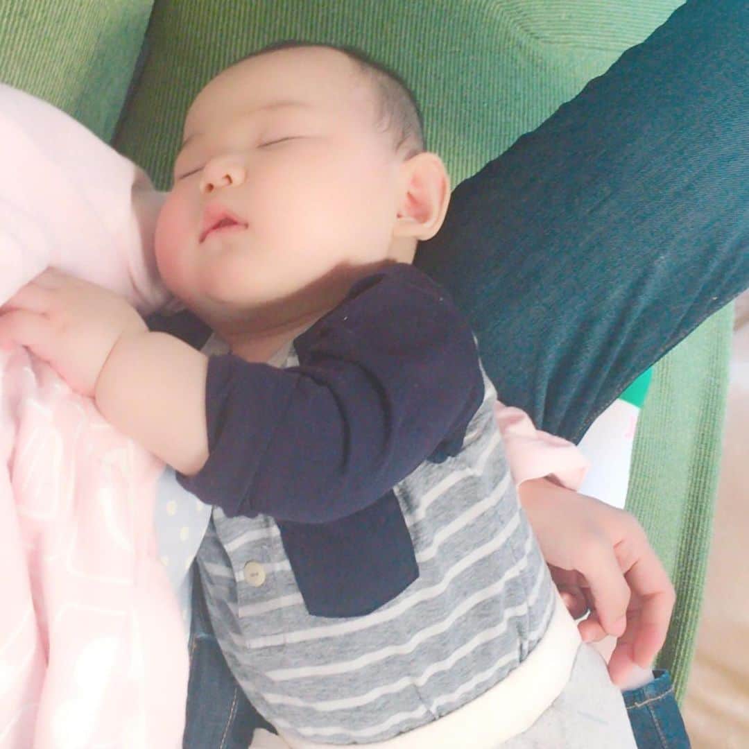 右手愛美さんのインスタグラム写真 - (右手愛美Instagram)「ここ最近でお気に入りのおやすみフォトたち😪📸💗寝姿がどんな形でも可愛いと思ってしまう。いろんな形で寝られるようになって成長を感じる。4ヶ月頃までは、ずーっとバンザイだったのに！#babyboy #sleep #寝顔 #お地蔵さん」6月11日 14時53分 - utemanami