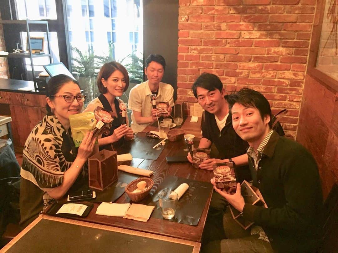 知念芽衣さんのインスタグラム写真 - (知念芽衣Instagram)「ラジオ📻 #interfm897  #weddingdiary  今月で最終回です👋😁✨ 共演の有山さわさん、 奥山シゲルさん、 スタッフさんやリスナーさんにお世話になり、 とても楽しい時間となりました💐  本当にありがとうございました!! 3年間続けたパーソナリティとしてのお仕事を終えて、 新たな生活への準備期間となりました😊  また、いつか、どこかで🎤  放送はあと3回！ 土曜24時30分から。 お暇でしたら聞いてネ🌺  #radio #radiko  #weddingparty  #披露宴 を控えている  #結婚式準備中 の #新郎新婦 #プレ花嫁 👰さん 是非👂🏻 #知念芽衣」6月11日 15時01分 - meichinen