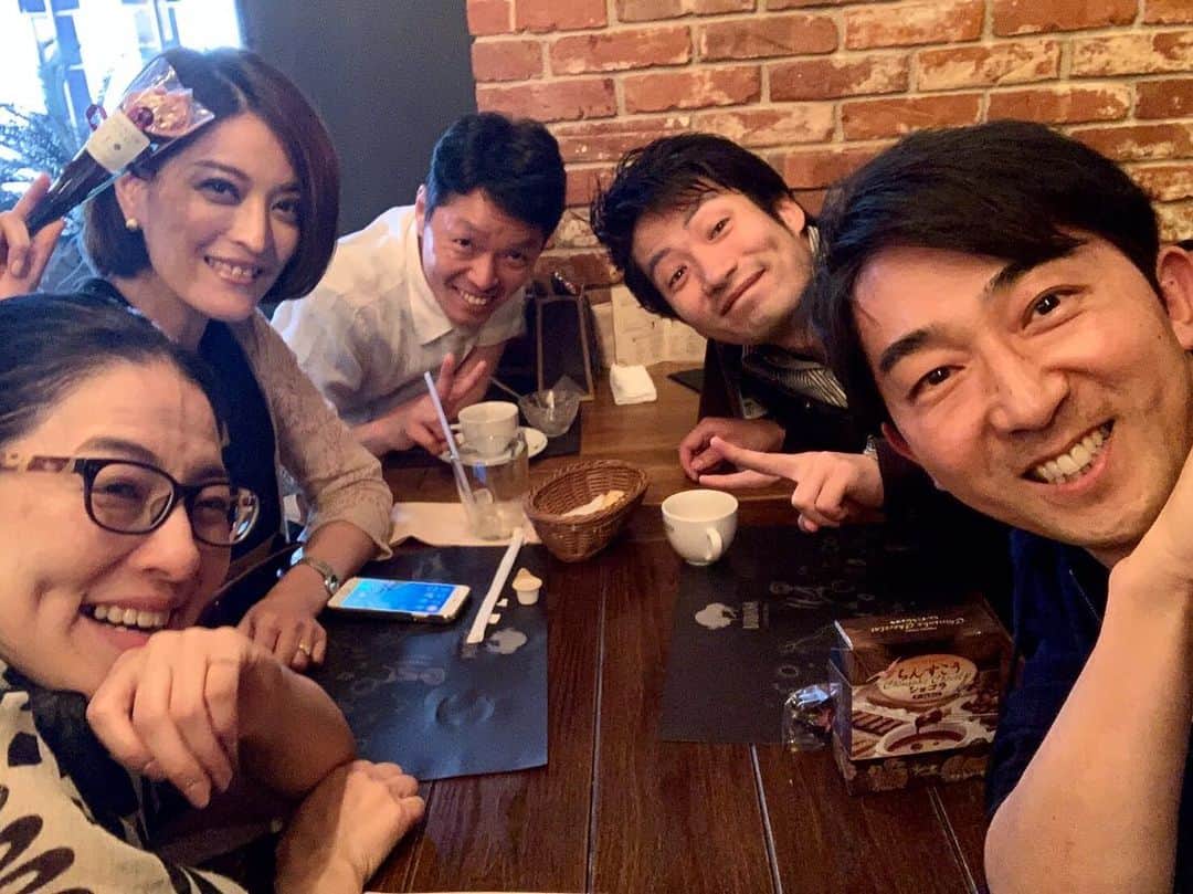 知念芽衣さんのインスタグラム写真 - (知念芽衣Instagram)「ラジオ📻 #interfm897  #weddingdiary  今月で最終回です👋😁✨ 共演の有山さわさん、 奥山シゲルさん、 スタッフさんやリスナーさんにお世話になり、 とても楽しい時間となりました💐  本当にありがとうございました!! 3年間続けたパーソナリティとしてのお仕事を終えて、 新たな生活への準備期間となりました😊  また、いつか、どこかで🎤  放送はあと3回！ 土曜24時30分から。 お暇でしたら聞いてネ🌺  #radio #radiko  #weddingparty  #披露宴 を控えている  #結婚式準備中 の #新郎新婦 #プレ花嫁 👰さん 是非👂🏻 #知念芽衣」6月11日 15時01分 - meichinen