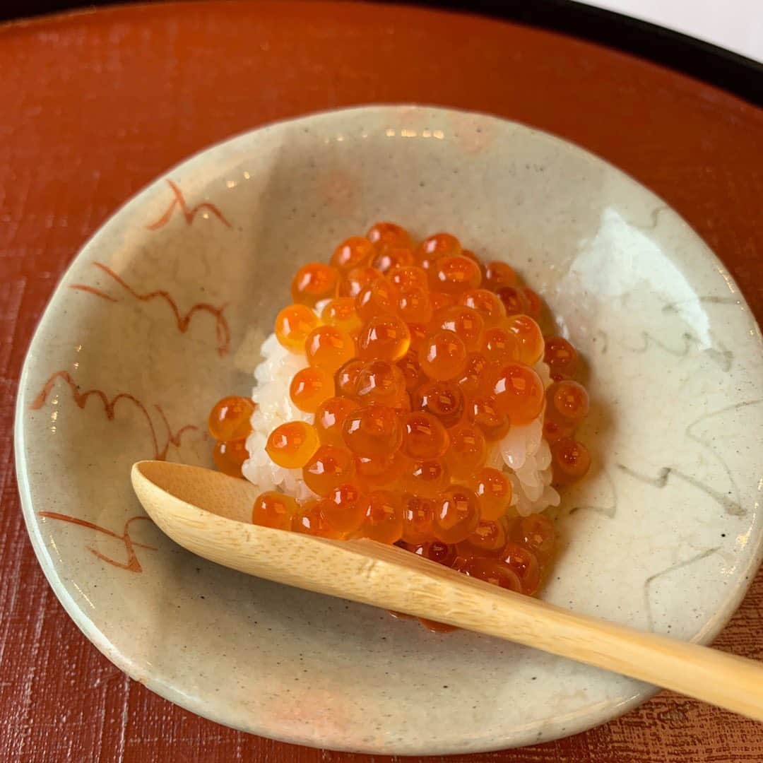 佐々木希さんのインスタグラム写真 - (佐々木希Instagram)「#すし善 北海道に行ったらお寿司を絶対に食べたい！と思っていて。 あぁ、美味しかったなぁ。。 私の母はお寿司のネタの中で雲丹が一番好きなので喜んでいました☺️ 皆さんは何が一番好きですか？ 私はこの質問いつも悩む… マグロも光り物も…一つに絞れない🤔  #大政絢 さん #北海道旅」6月11日 15時01分 - nozomisasaki_official